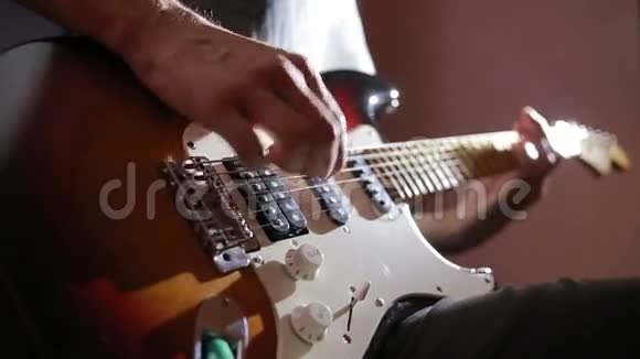 弹电吉他的人手弯曲技术摇滚音乐家视频的预览图
