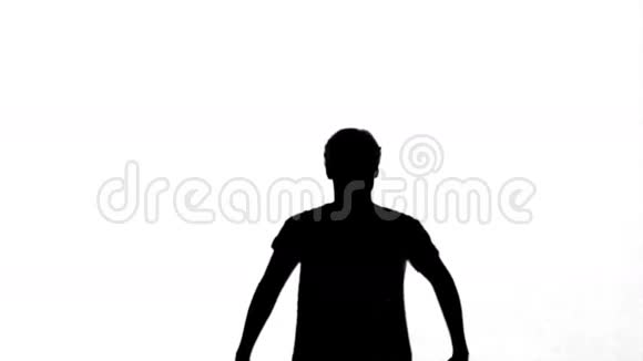 一个男人在白色背景上举起手臂跳跃的剪影视频的预览图