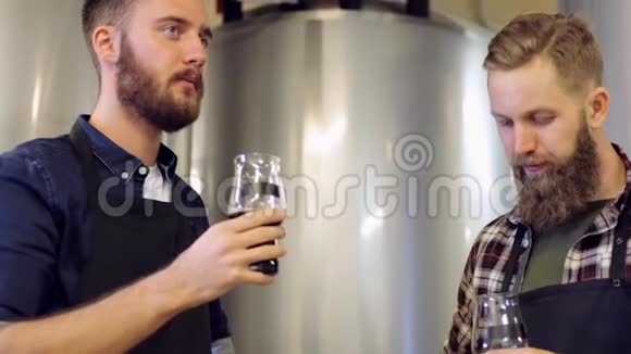 在啤酒厂喝酒和测试啤酒的男人视频的预览图