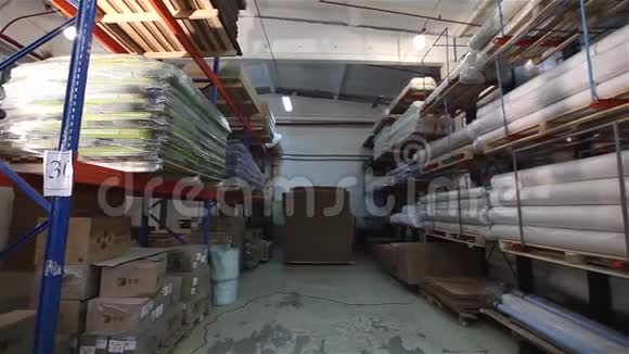 卡车运输货物仓库舱底电线卡车航运电力室内工业内部视频的预览图