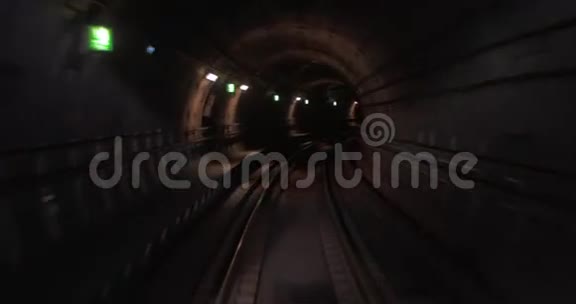 穿越地铁隧道的列车客舱视野视频的预览图
