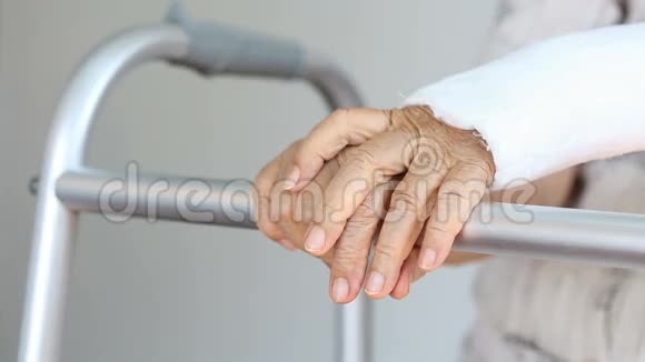 老年妇女用步行器折断手腕视频的预览图