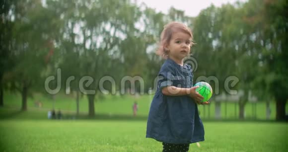 可爱的女婴在夏天探索公园视频的预览图