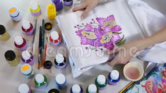 蜡染工艺艺术家在织物上作画蜡染工艺视频的预览图
