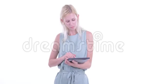 年轻漂亮的金发美女使用数码平板电脑视频的预览图