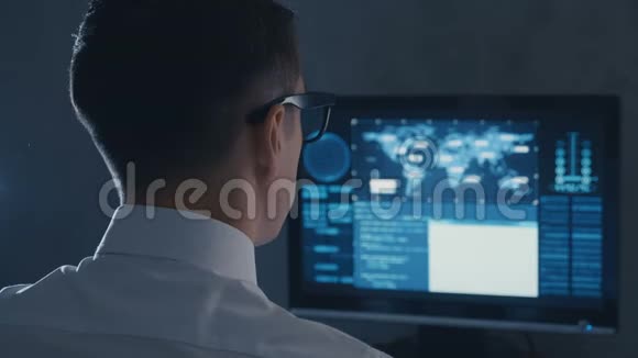IT专业程序员在网络安全中心从事计算机工作视频的预览图