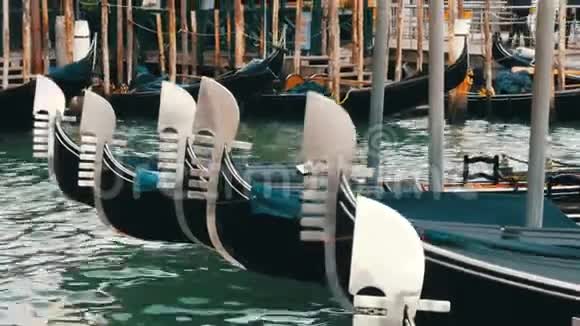 美丽的黑色峡谷矗立在威尼斯大运河的波浪上视频的预览图