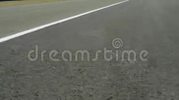 沥青路与白色条纹视频的预览图
