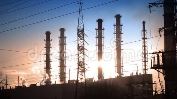 工业景观热电厂管道的电源线和烟雾视频的预览图