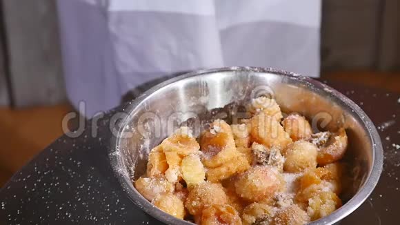 带糖面粉和坚果的杏碗视频的预览图