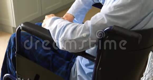 坐在轮椅上微笑的老人的画像视频的预览图