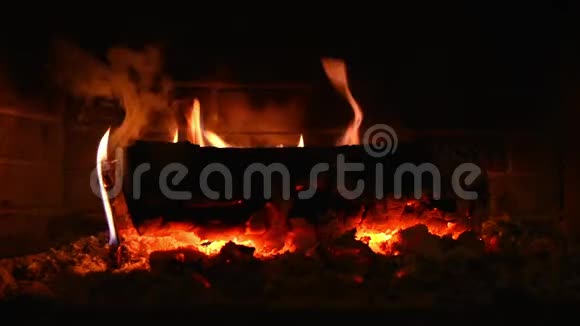 原木在壁炉里燃烧视频的预览图