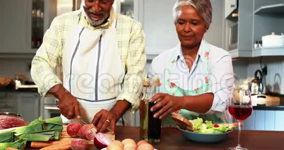 老人在厨房里切蔬菜女人在准备沙拉视频的预览图