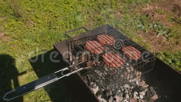 烤架上的牛肉片特写镜头视频的预览图