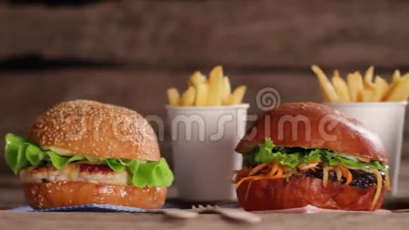美味的汉堡包和炸薯条视频的预览图