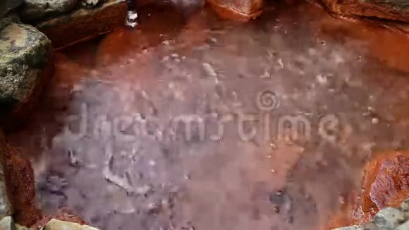 KabardinoBalkaria山上有红墙的井中的沸腾矿泉水泡沫的来源视频的预览图
