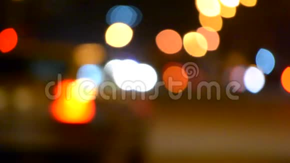 背景模糊的汽车在夜间行驶视频的预览图