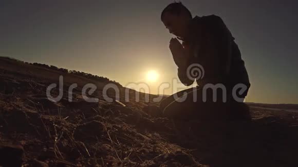 人祈祷上帝日落坐剪影太阳阳光宗教视频的预览图