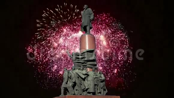 莫斯科弗拉基米尔列宁1985年纪念碑雕塑家柏柏尔和建筑师Makarevich和烟火视频的预览图
