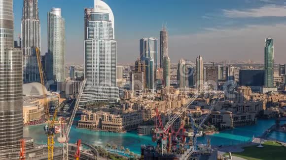迪拜市区摩天大楼傍晚时分的惊人鸟瞰图阿联酋迪拜视频的预览图