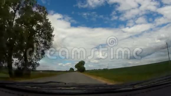 在乡村公路上驾驶汽车POV视频的预览图