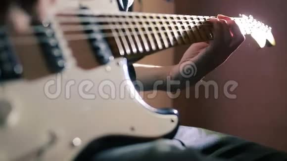 弹电吉他的人手弯曲技术摇滚音乐家视频的预览图