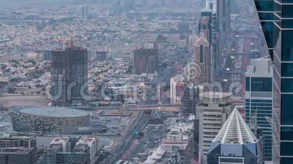 在阿联酋迪拜谢赫扎耶德路和DIFC上的摩天大楼白天到夜晚的时间视频的预览图
