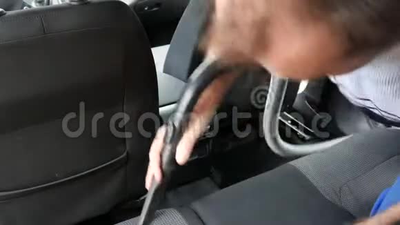 一个人给汽车内部吸尘视频的预览图