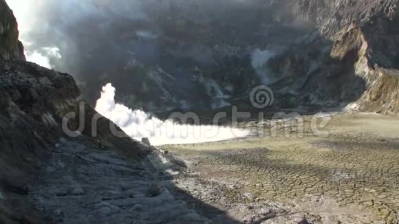 新西兰白岛山区的间歇泉视频的预览图