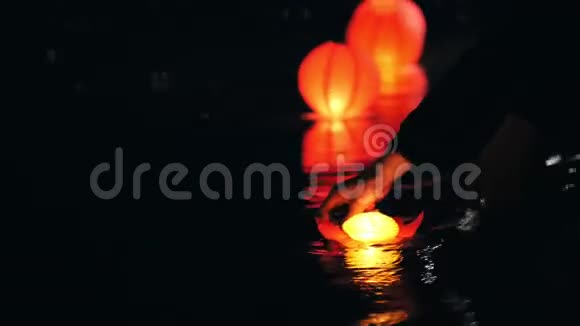 水上浮灯浪漫节日视频的预览图