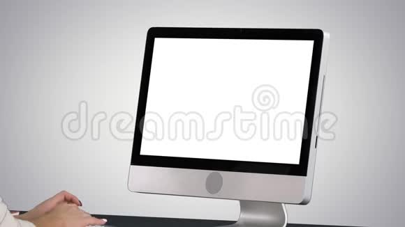 女人在梯度背景上使用电脑视频的预览图