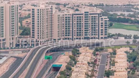 阿拉伯联合酋长国迪拜市时间推移公寓房和别墅的鸟瞰图视频的预览图