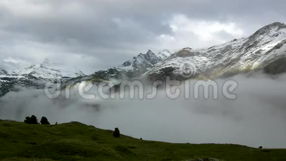 高山山脉的剪影从浓雾笼罩的深谷中显露出来视频的预览图