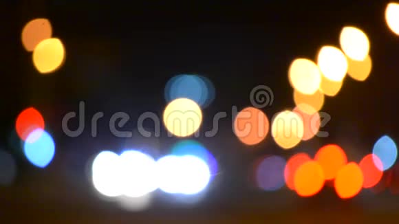 背景模糊的汽车在夜间行驶视频的预览图