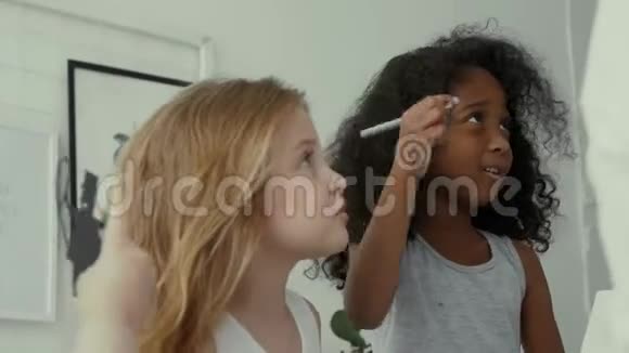 两个小女孩在家视频的预览图