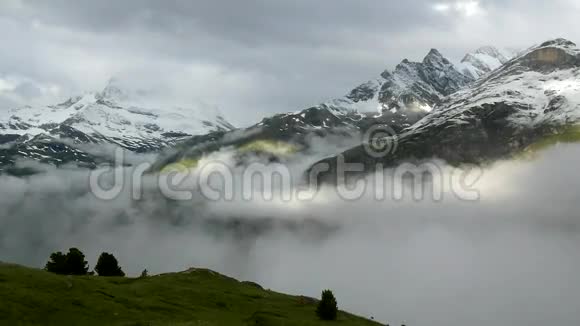 高山山脉的剪影从浓雾笼罩的深谷中显露出来视频的预览图