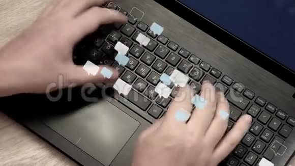 男人的手迅速地在笔记本电脑上输入信息视频的预览图