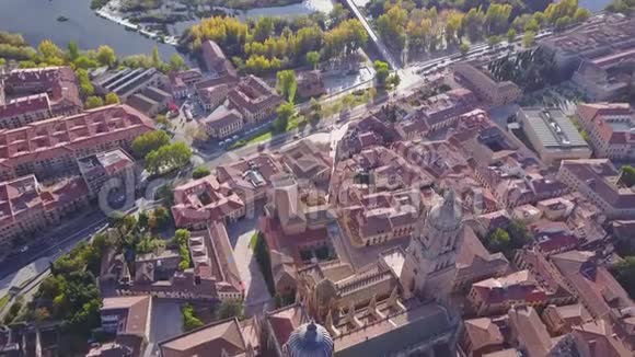 西班牙萨拉曼卡卡斯蒂利亚和里昂历史大教堂的空中景观视频的预览图