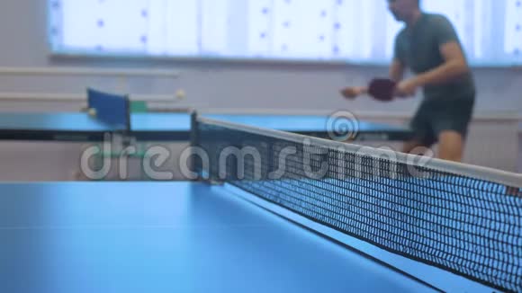 乒乓球反手概念模糊焦点男子乒乓球运动训练视频的预览图
