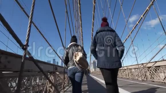 两个女孩走过纽约著名的布鲁克林大桥视频的预览图