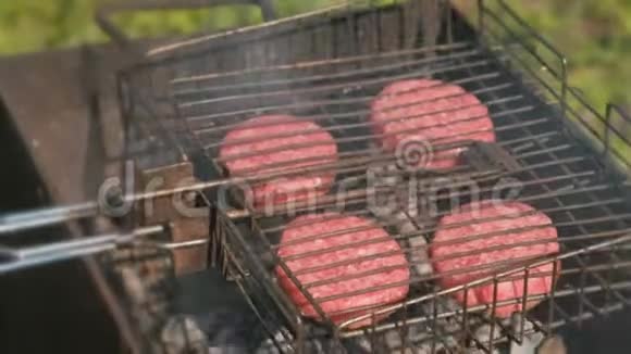 烤架上的牛肉片特写镜头视频的预览图
