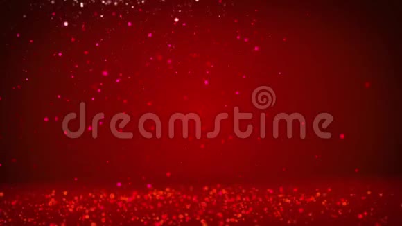 红色的大圣诞树从屏幕左侧发光的闪亮粒子冬季主题圣诞背景与副本视频的预览图