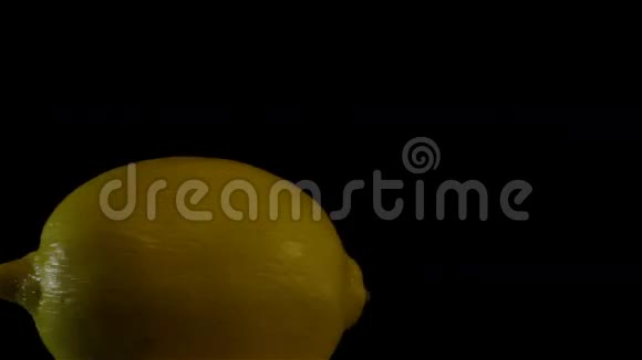 黑色背景的美味多汁柠檬视频的预览图
