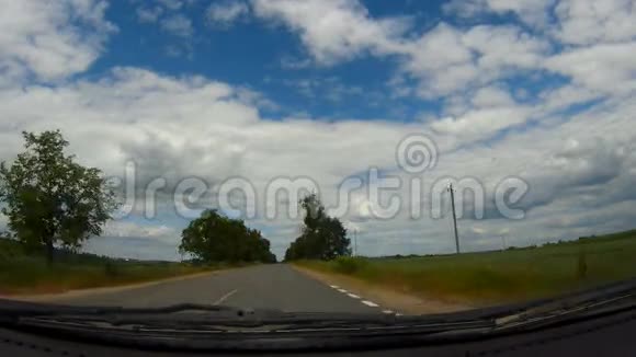 在乡村公路上驾驶汽车POV视频的预览图