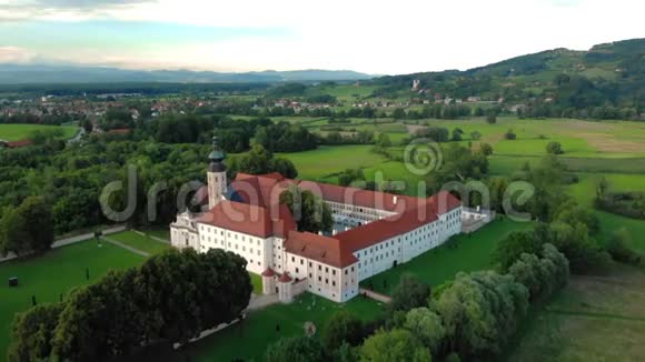 鸟瞰西斯特西亚修道院科斯塔尼耶维察纳克基被誉为城堡科斯塔尼耶维察斯洛文尼亚视频的预览图