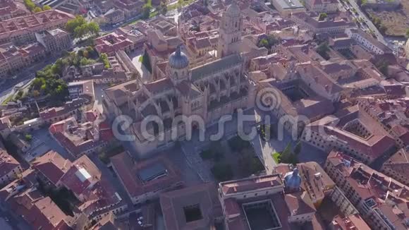 西班牙萨拉曼卡卡斯蒂利亚和里昂历史大教堂的空中景观视频的预览图