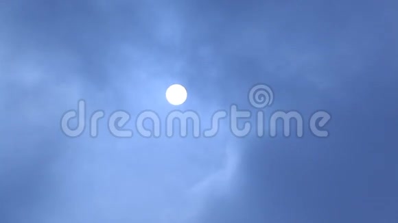 月亮在天空中落下视频的预览图