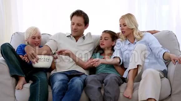 家人看电视吃爆米花视频的预览图