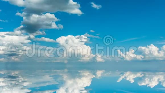 未来主义背景由蓝天上白色蓬松云的时间间隔片段及其反射视频组成视频的预览图
