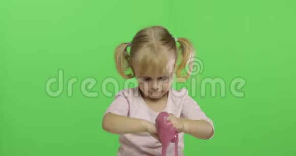 孩子玩手工制作的玩具黏液小孩玩粉色泥视频的预览图